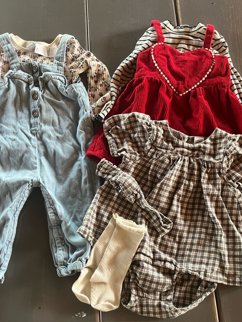 Girls dress and overall lot 12 - 18 months -
Old Navy and Carter’s sets.